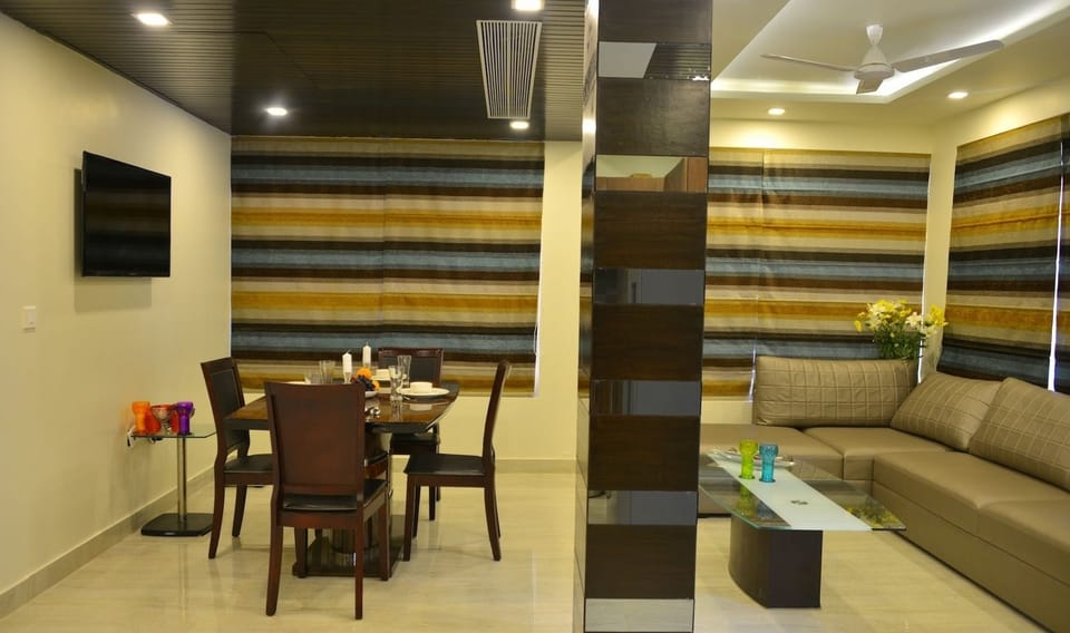 Luxury Apartment, 2 Bedrooms, Kitchen, Pool View | Living room | Flat-screen TV
