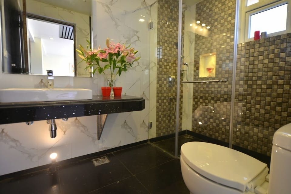 Shower, rainfall showerhead, free toiletries, hair dryer