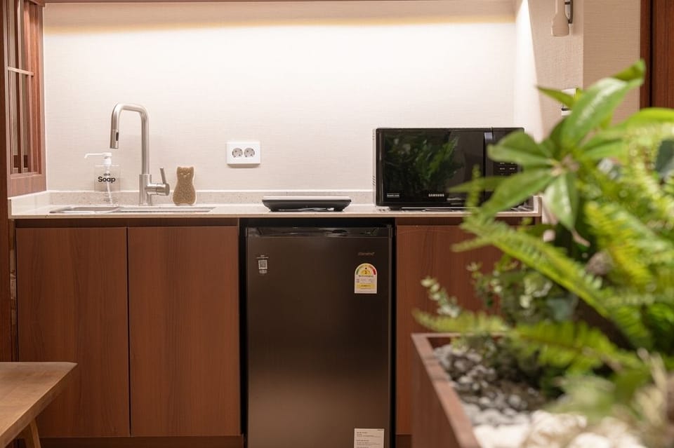 SPA (Suite) | Private kitchenette | Mini-fridge, dining tables