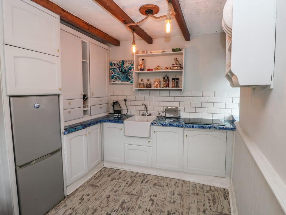Cottage | Private kitchen | Fridge, electric kettle, toaster, cookware/dishes/utensils