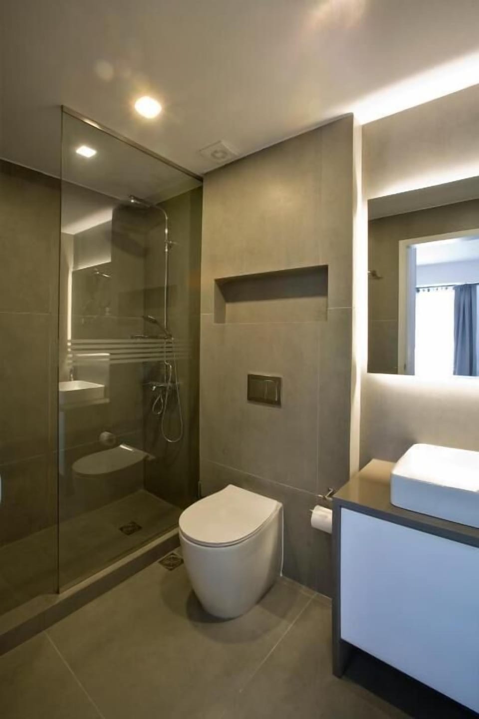 Shower, rainfall showerhead, free toiletries, hair dryer