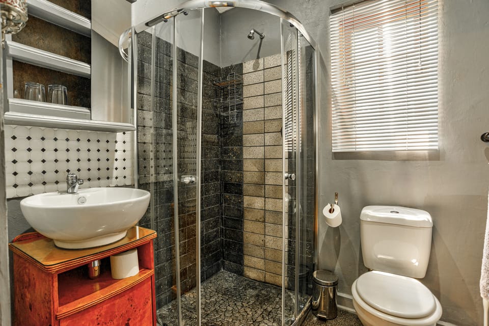 Teal Suite | Bathroom | Combined shower/tub, deep soaking tub, rainfall showerhead, hair dryer