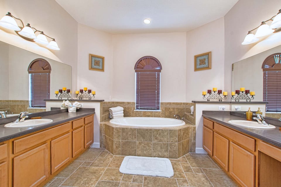Private Oasis With Pool & Spa- 3400clr 4 Bedroom Home by RedAwning House in Osceola County