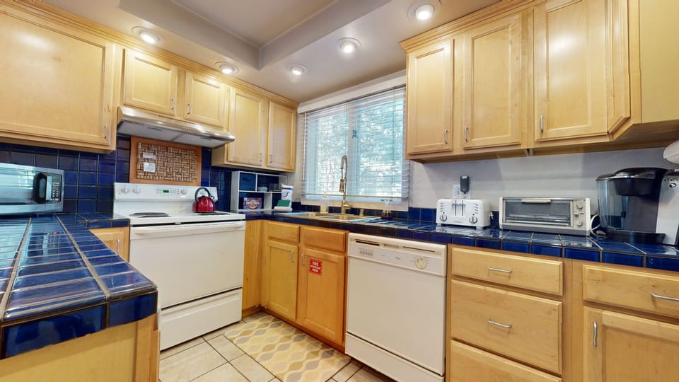 Condo, 1 Bedroom | Private kitchen | Coffee/tea maker, fridge, oven, toaster