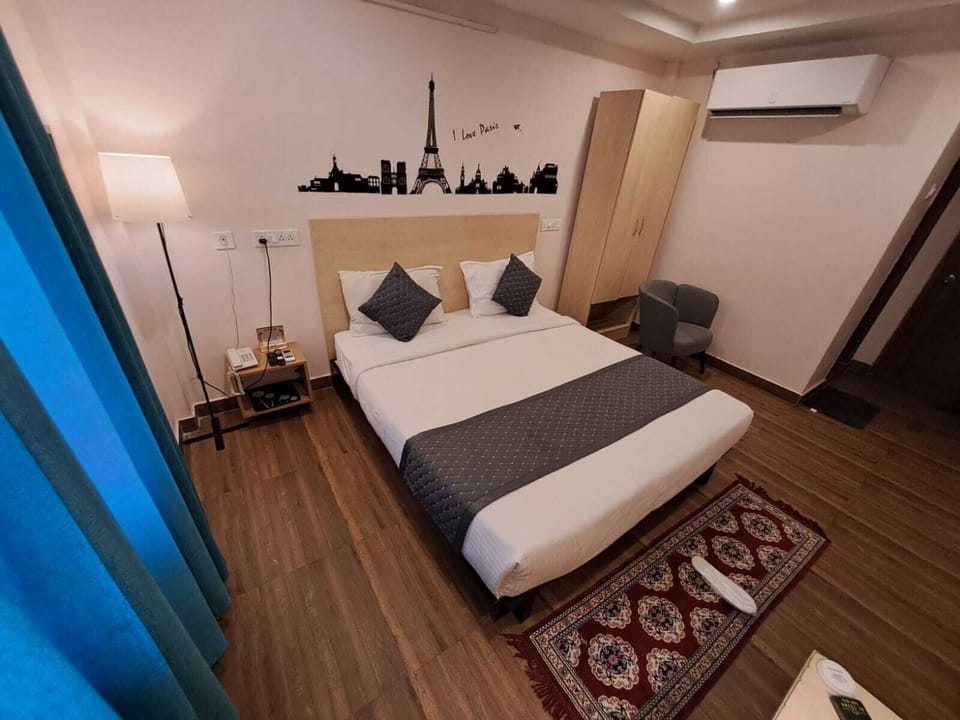 Deluxe Room | Egyptian cotton sheets, premium bedding, memory foam beds, desk
