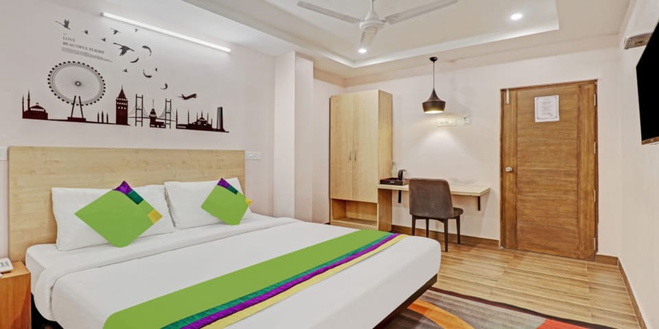 Deluxe Room | Egyptian cotton sheets, premium bedding, memory foam beds, desk