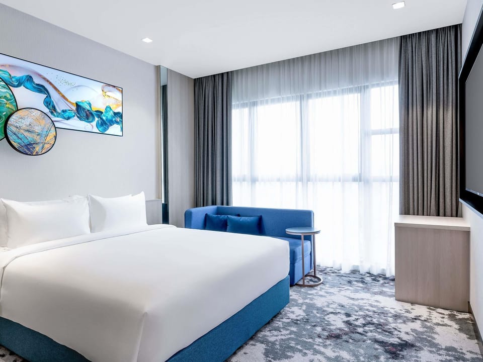 In-room safe, soundproofing, free WiFi, bed sheets