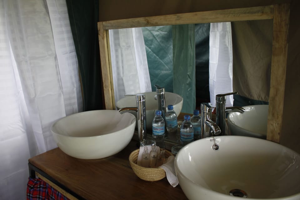 Luxury Single Room | Bathroom | Slippers, towels, toilet paper