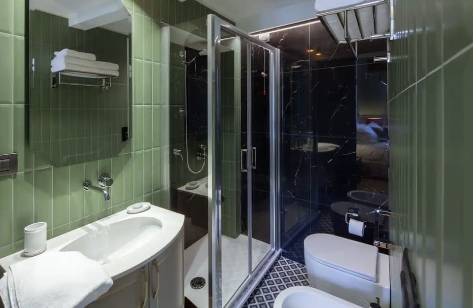 Camera Deluxe 2 | Bathroom | Shower, rainfall showerhead, free toiletries, hair dryer