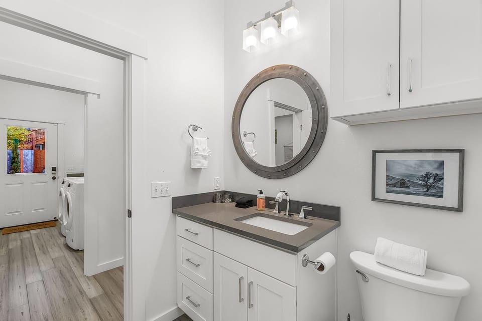 Walk to the waterfront- Charmwood House Apartment in Tacoma
