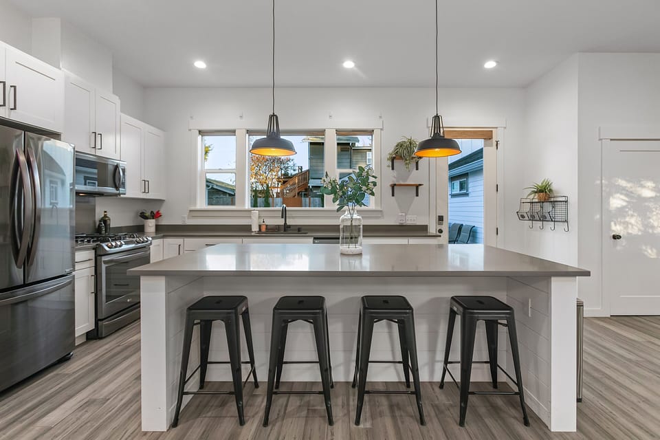 Comfort House | Private kitchen | Fridge, microwave, oven, stovetop