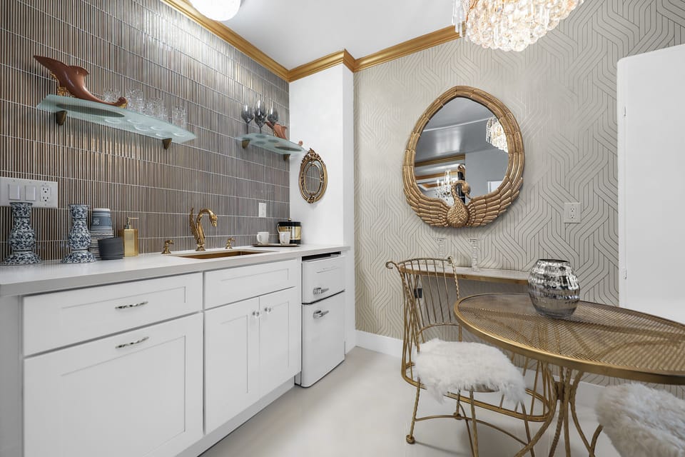 Grand Room, 1 King Bed | Private kitchenette | Coffee/tea maker