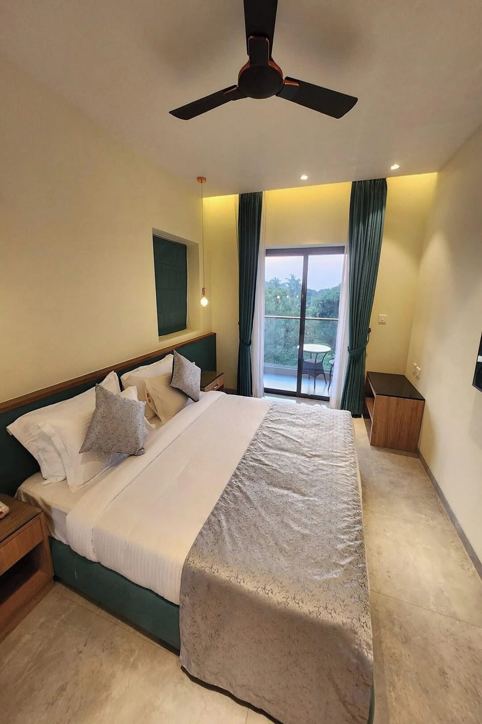 Deluxe Room | Minibar, in-room safe, desk, blackout drapes