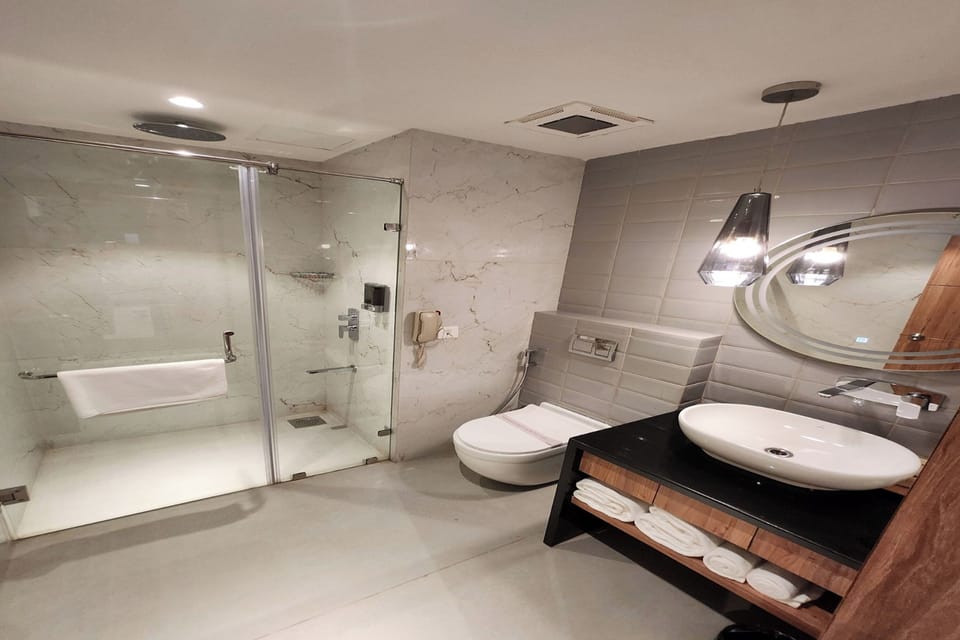 Super Deluxe Room | Bathroom | Shower, rainfall showerhead, free toiletries, hair dryer