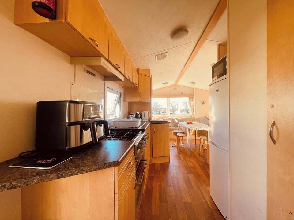 Cabin | Private kitchen | Fridge, microwave, oven, stovetop