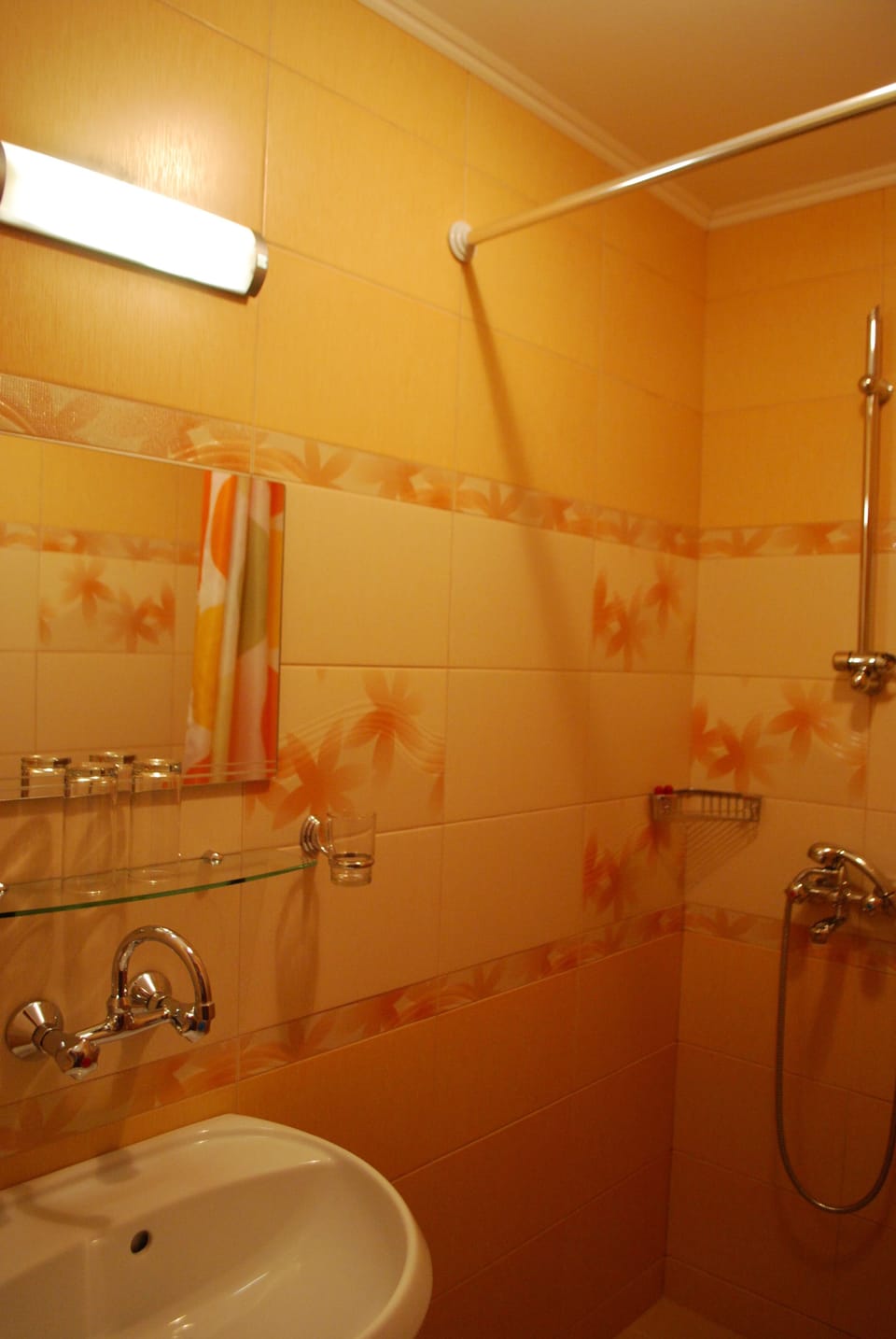 City Single Room | Bathroom | Shower, free toiletries, hair dryer, towels