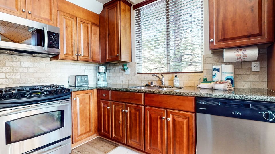 Condo, 3 Bedrooms | Private kitchen | Fridge, oven, coffee/tea maker, toaster