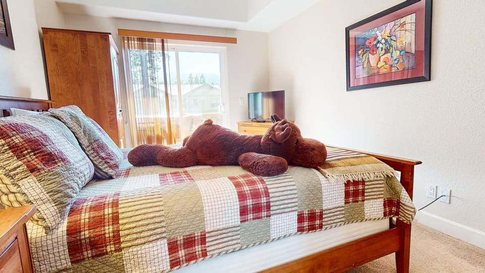 Condo, 3 Bedrooms | Living area | Smart TV