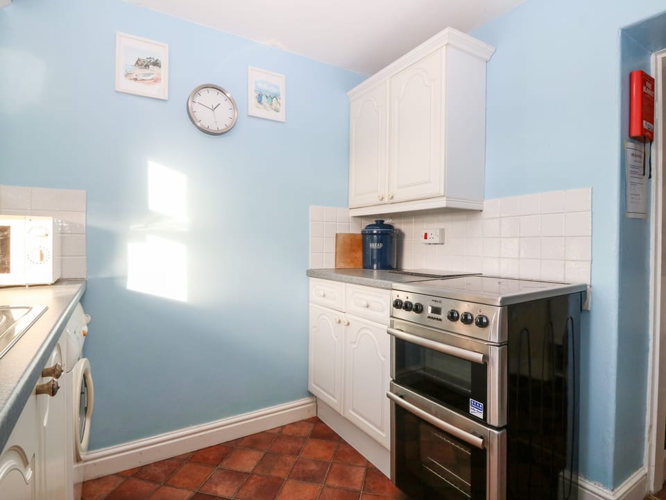 Fridge, dishwasher, cookware/dishes/utensils