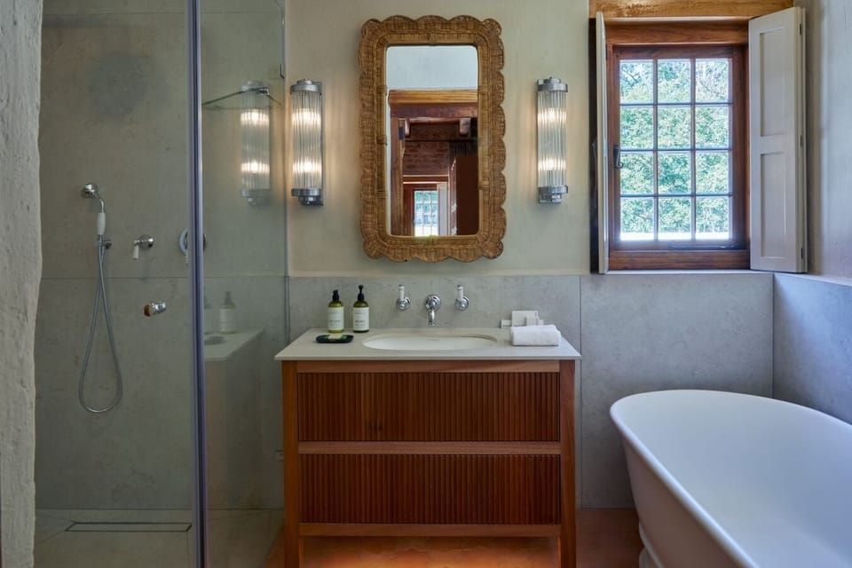 Jonkershuis Luxury Room | Bathroom | Shower, hair dryer, slippers, towels