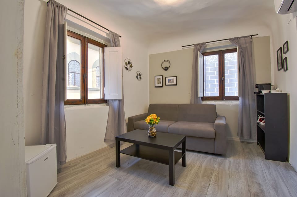 Deluxe Suite | 1 bedroom, iron/ironing board (on request), WiFi (free), bed sheets