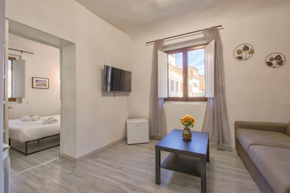 Deluxe Suite | 1 bedroom, iron/ironing board, free WiFi, bed sheets
