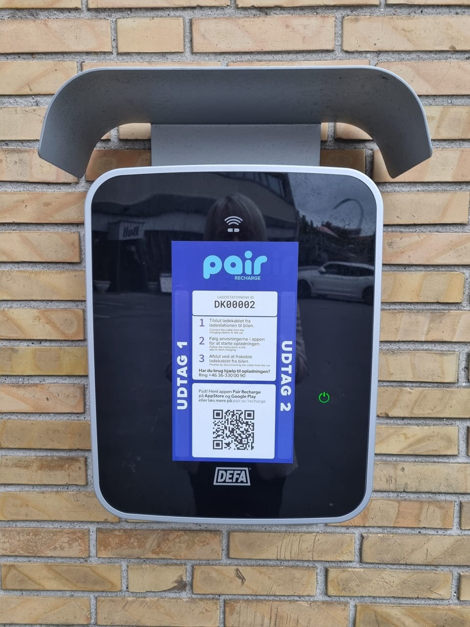 Electric vehicle charging station