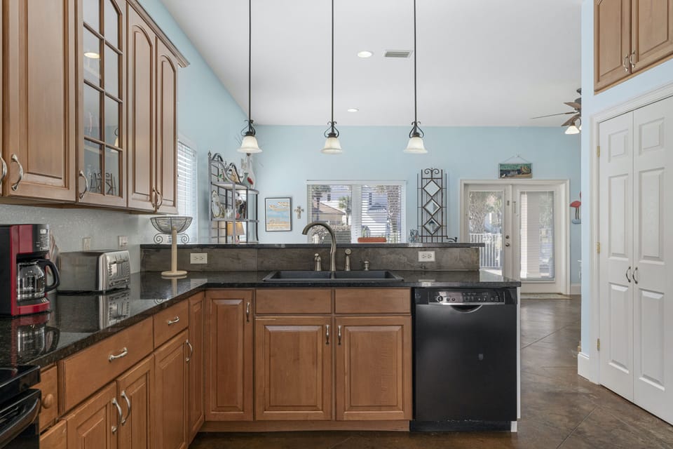 Full-size fridge, microwave, oven, stovetop