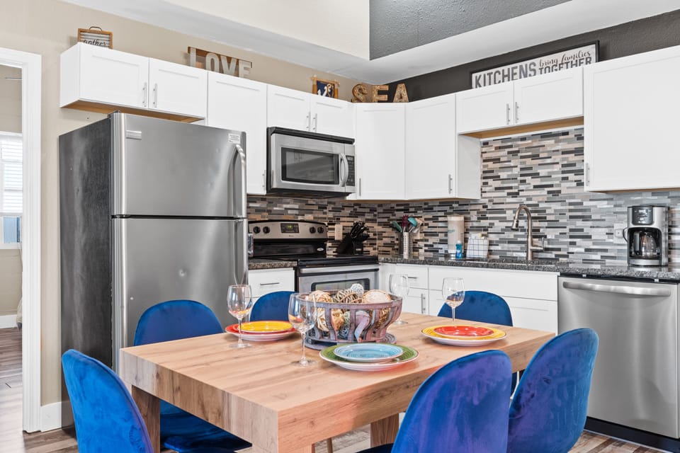 House, 4 Bedrooms | Private kitchen | Full-size fridge, microwave, oven, stovetop