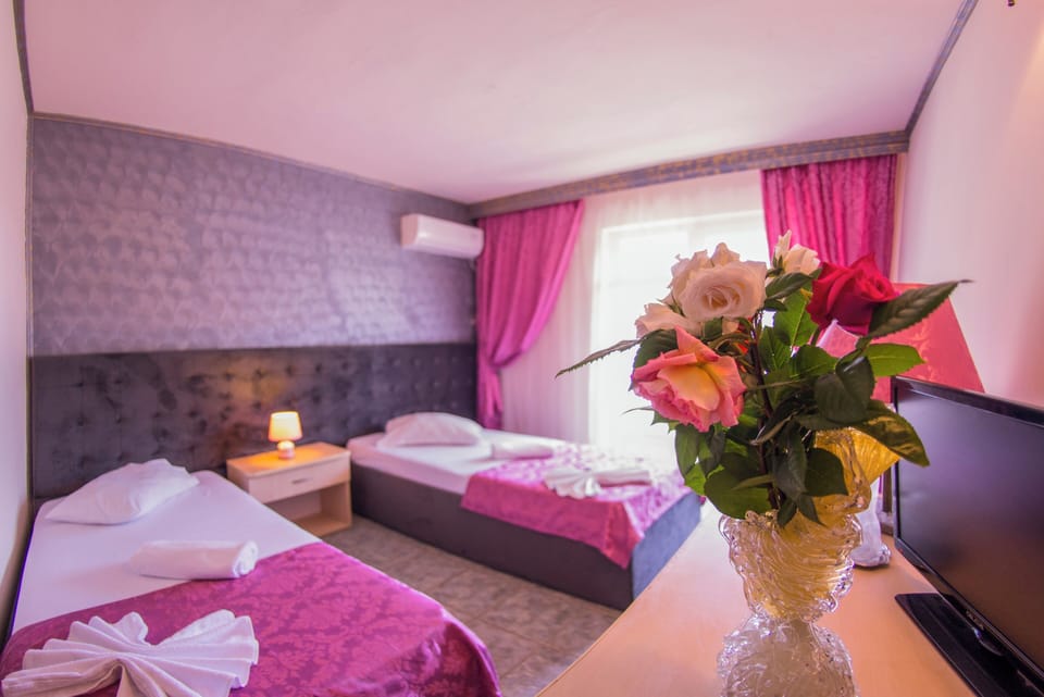 Twin Room | Desk, free WiFi