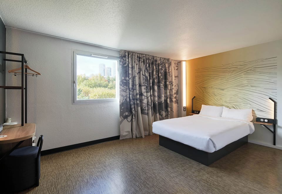 Double Room, Mobility Accessible, Non Smoking | Desk, iron/ironing board, free WiFi, bed sheets