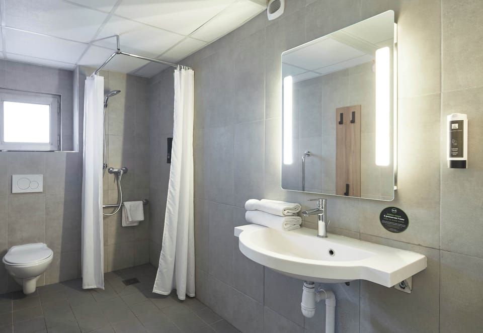 Double Room, Mobility Accessible, Non Smoking | Bathroom | Combined shower/tub, free toiletries, hair dryer, towels