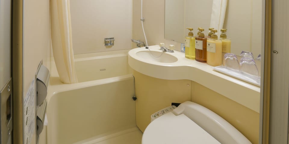 Twin Room, Non-Smoking, Late Check-Out Until 12 PM | Bathroom | Combined shower/tub, deep soaking tub, free toiletries, hair dryer