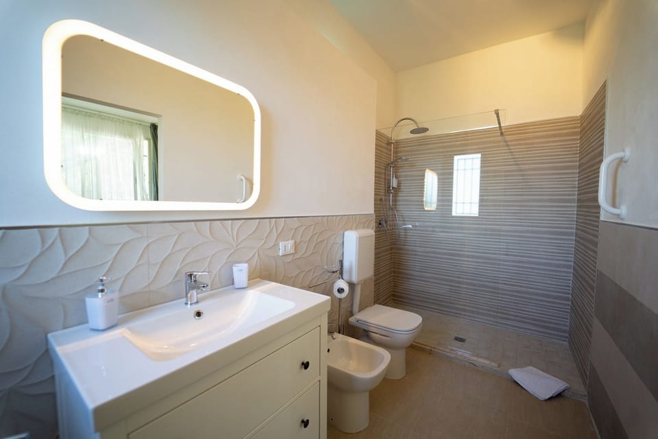 Room, 1 Bedroom, Smoking, Patio | Bathroom