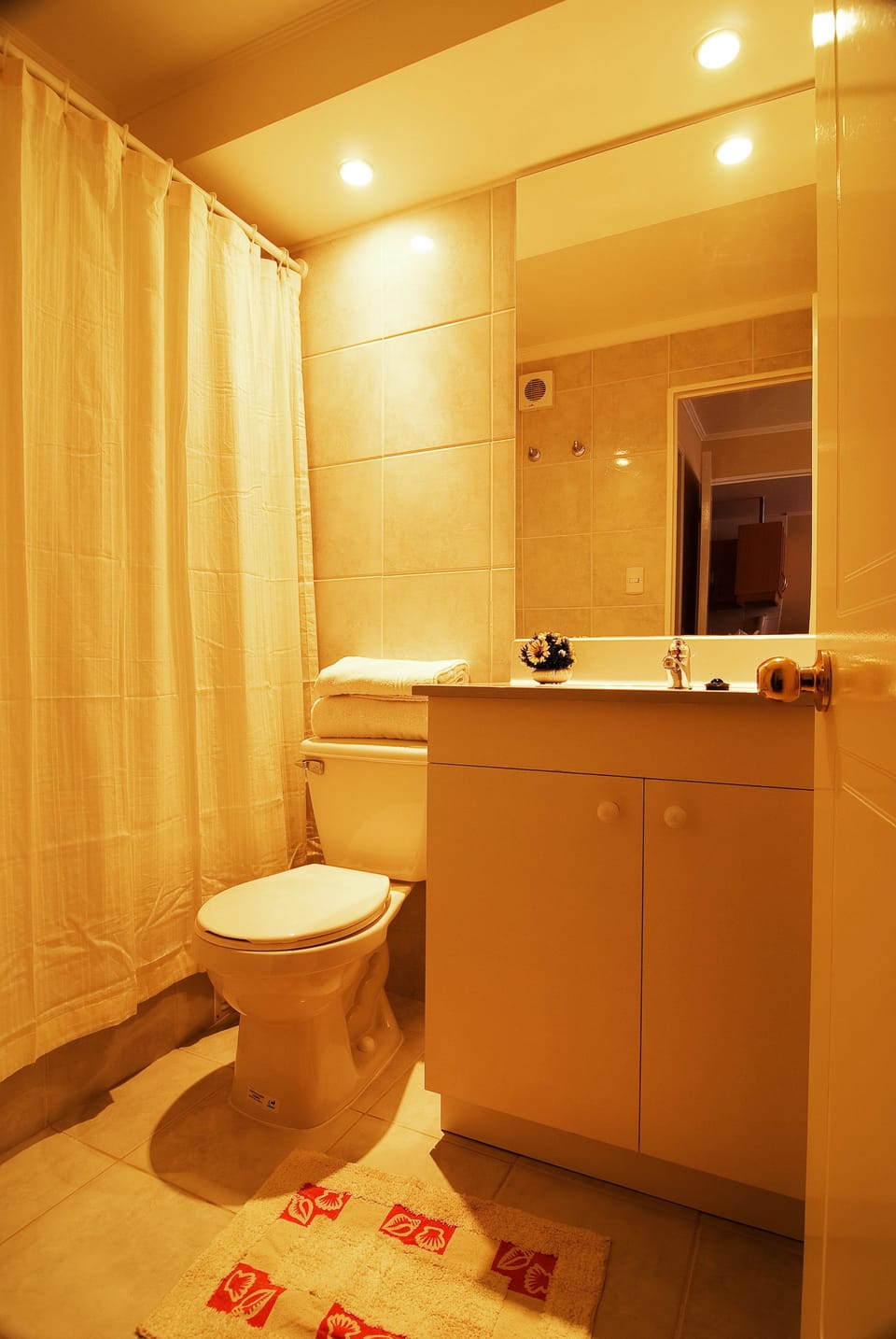 Apartment | Bathroom | Combined shower/tub, free toiletries, hair dryer