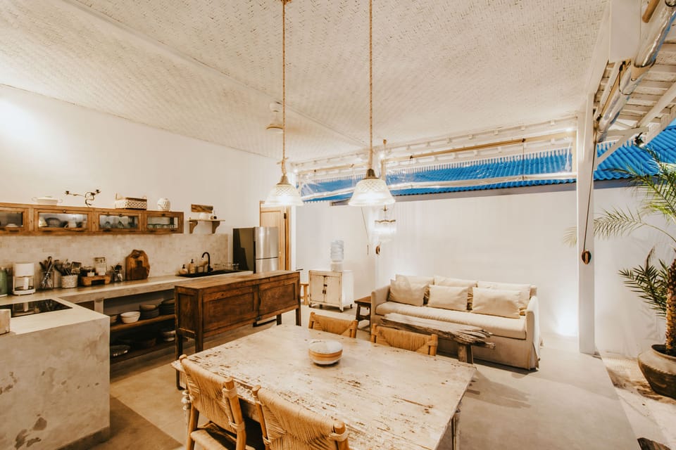 Deluxe Villa | Dining room