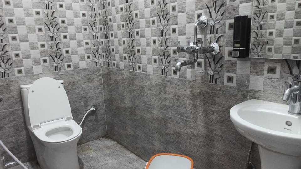 Superior Room | Bathroom | Free toiletries, bidet