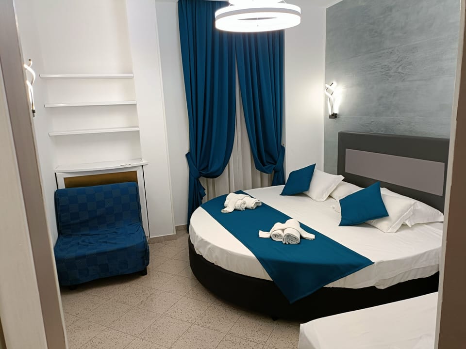 City Quadruple Room | In-room safe, laptop workspace, free WiFi, bed sheets