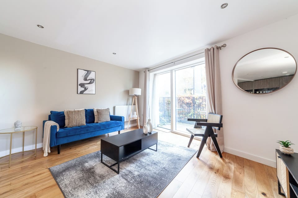 Apartment | Living area | 37-inch flat-screen TV with satellite channels, Netflix
