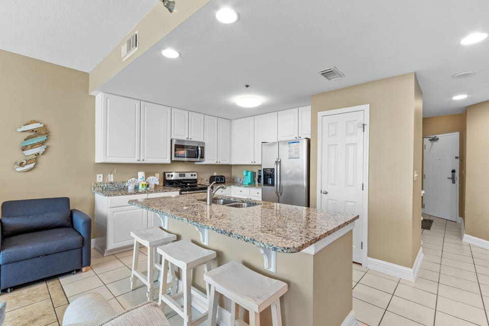 Comfort Condo, 3 Bedrooms, Non Smoking, Beach View | Private kitchen | Fridge, microwave, oven, stovetop