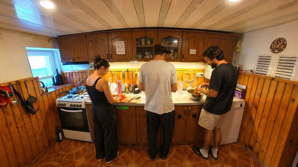 Full-size fridge, microwave, oven, stovetop