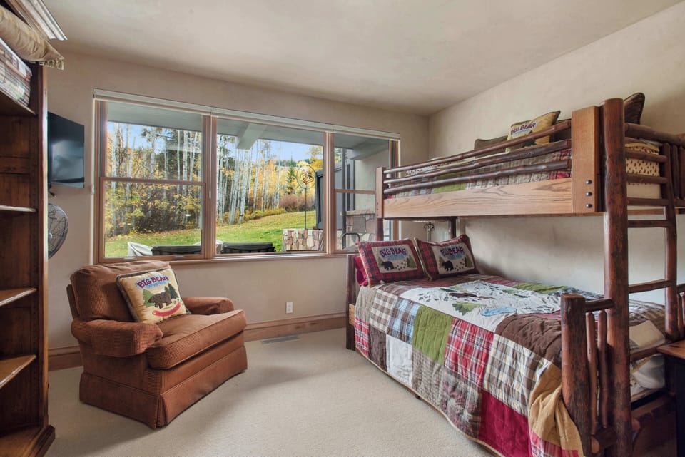 Townhome | 4 bedrooms, free WiFi