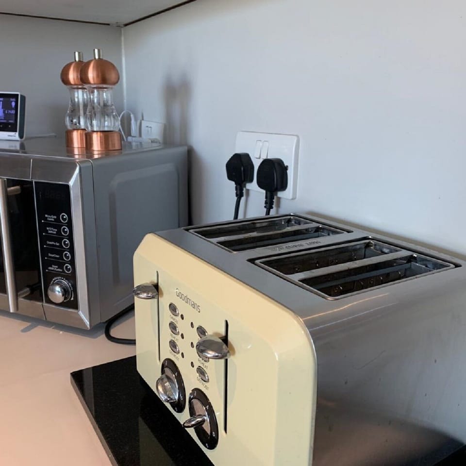 City Apartment | Private kitchen | Full-size fridge, microwave, oven, stovetop