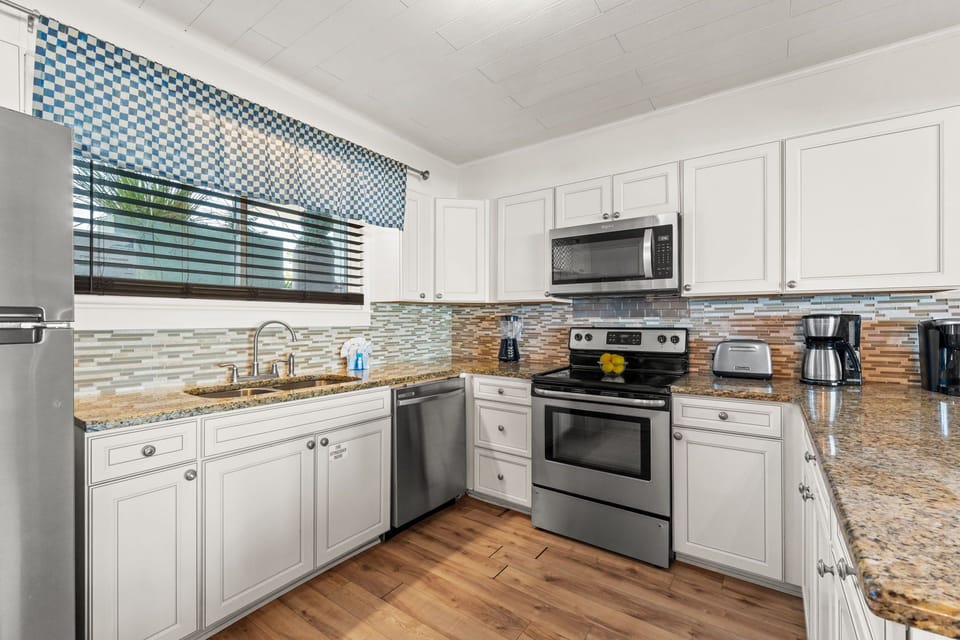 Panoramic House, 3 Bedrooms, Patio, Beachfront | Private kitchen | Full-size fridge, microwave, oven, stovetop