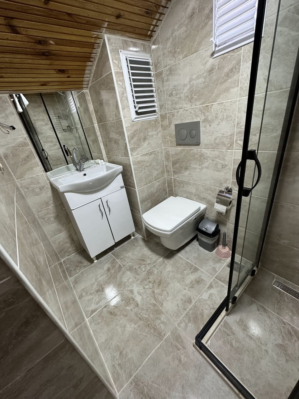 Traditional Loft | Bathroom | Shower, rainfall showerhead, free toiletries, hair dryer