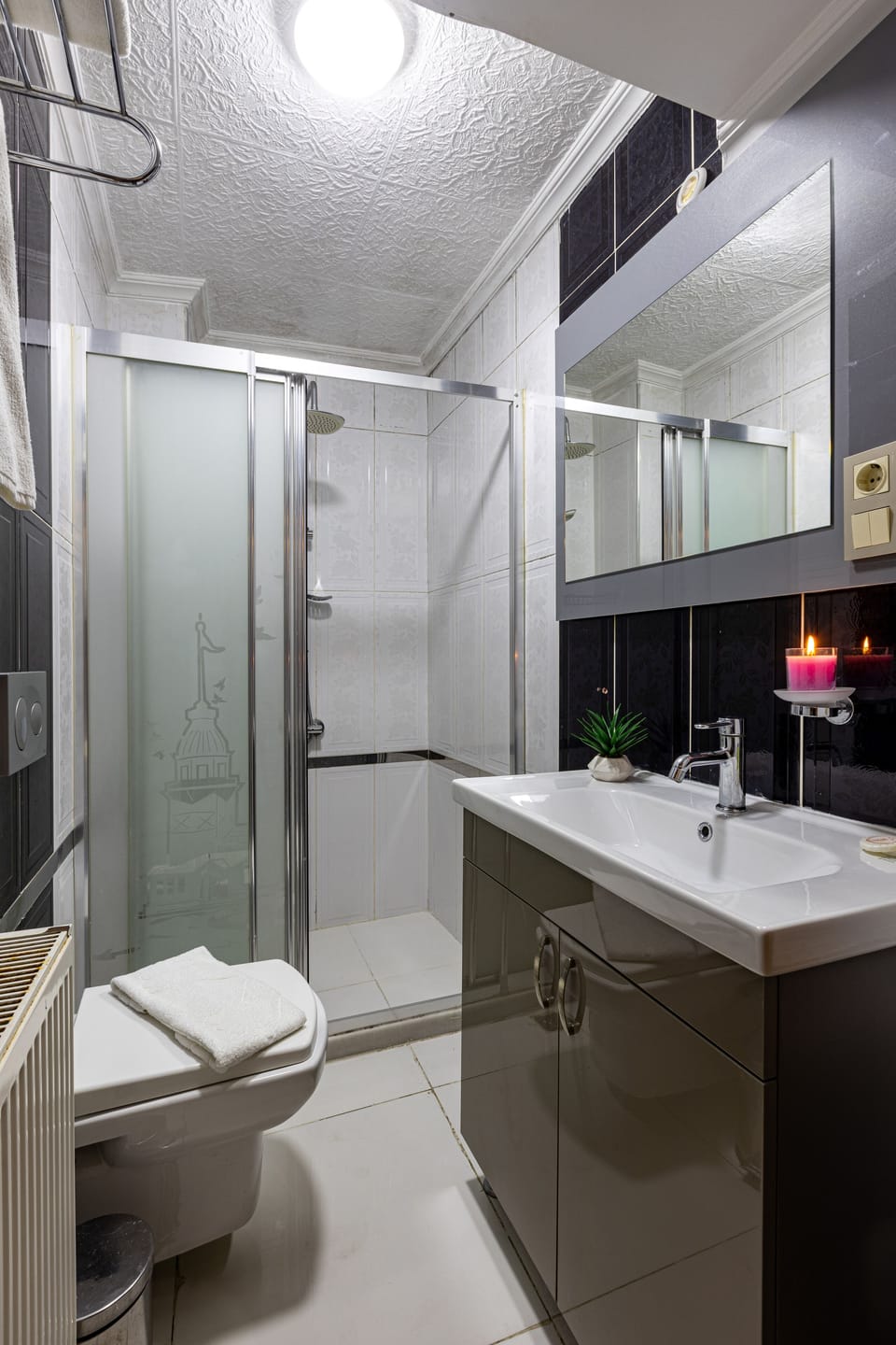 Superior Studio Suite | Bathroom | Shower, rainfall showerhead, free toiletries, hair dryer