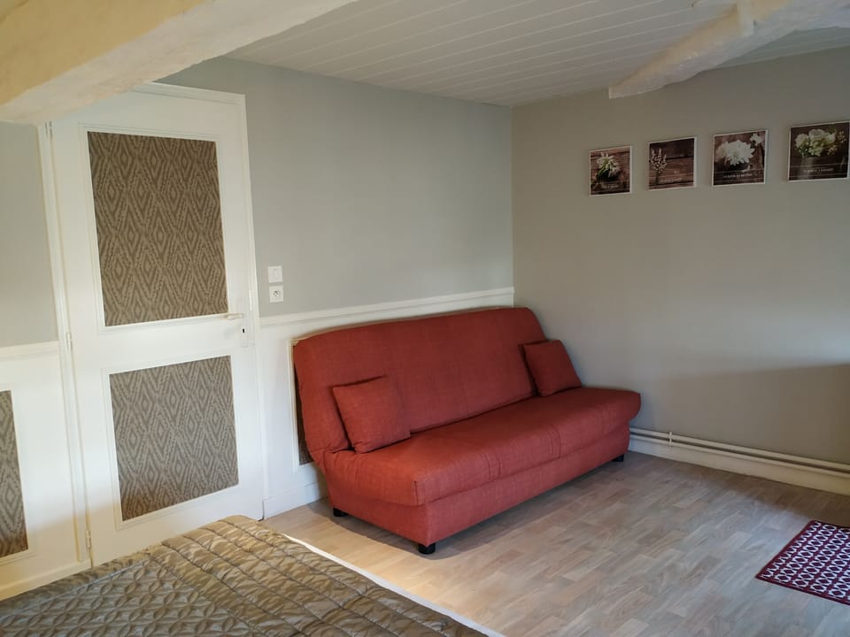 Chambre Familiale Confort | Individually decorated, desk, blackout drapes, iron/ironing board