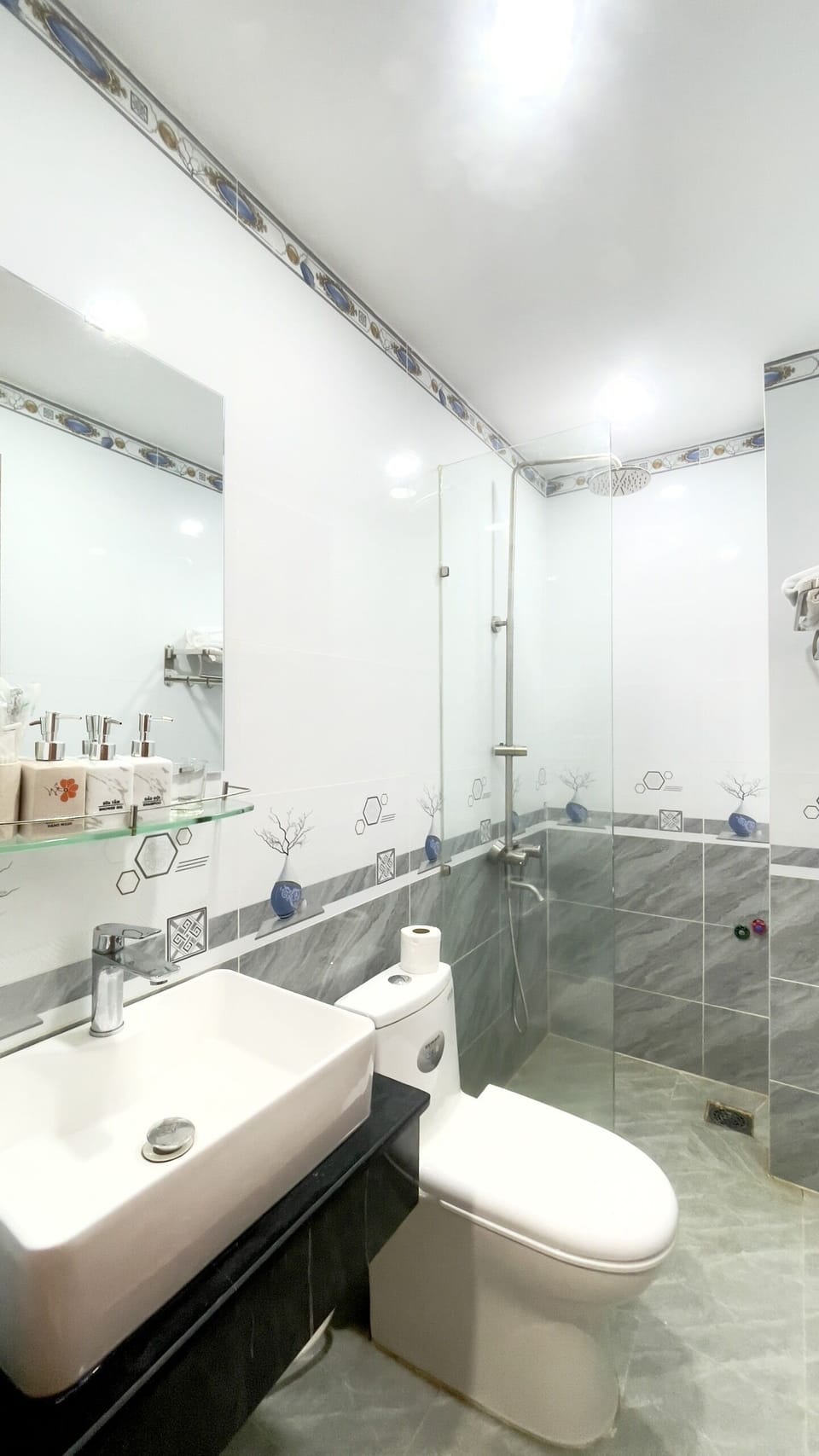 Shower, rainfall showerhead, free toiletries, hair dryer