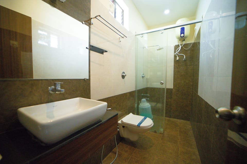 Triple Room | Bathroom | Shower, rainfall showerhead, towels, soap