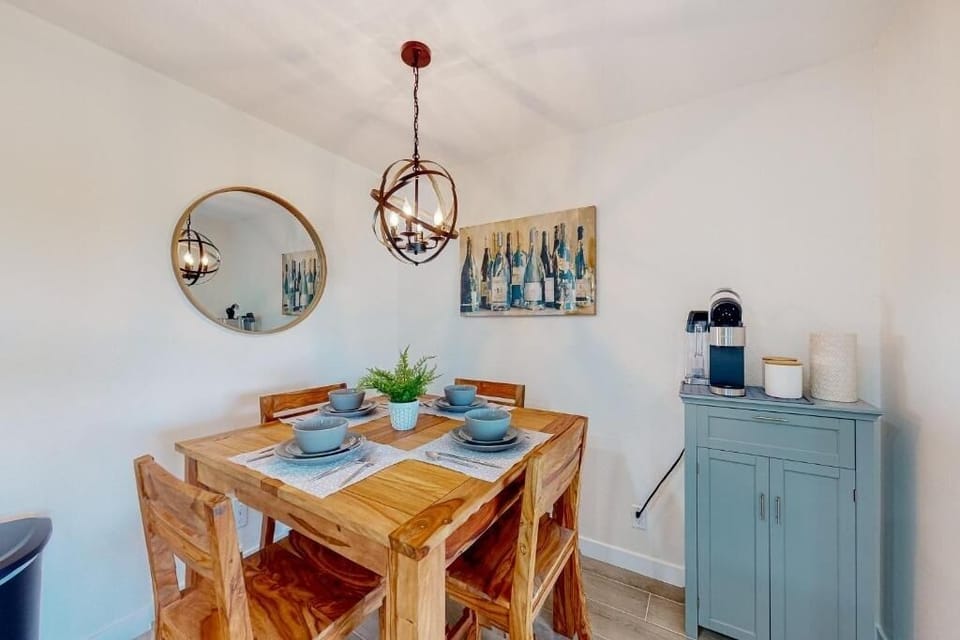 Condo, 1 Bedroom | Dining